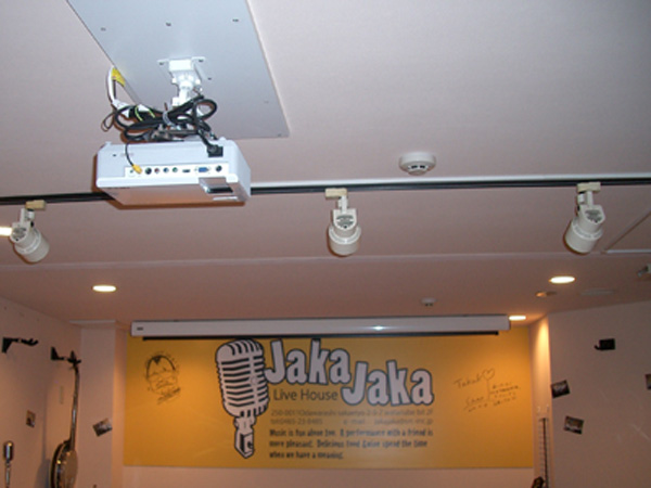 電動スクリーン
