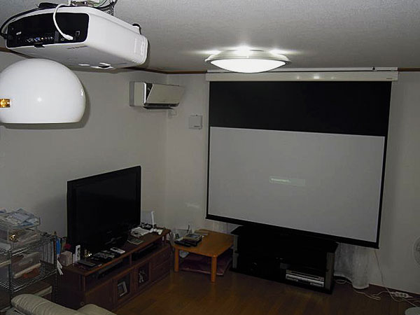 ゆったりと降りてくるスクリーンはゴージャス感満点です