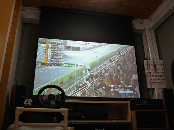 毎日、ブルーレイ、ゲーム、スポーツ等々、スクリーンがフル稼働してます