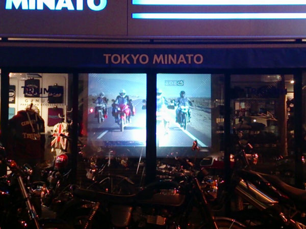 店舗リア透過フィルム設置事例