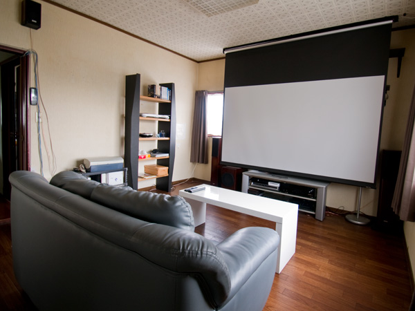 既存の部屋にスクリーンを取り付ける