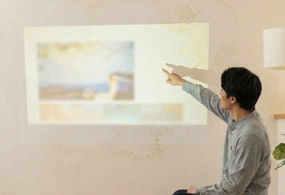 白い壁が意外と黄ばんで見える…