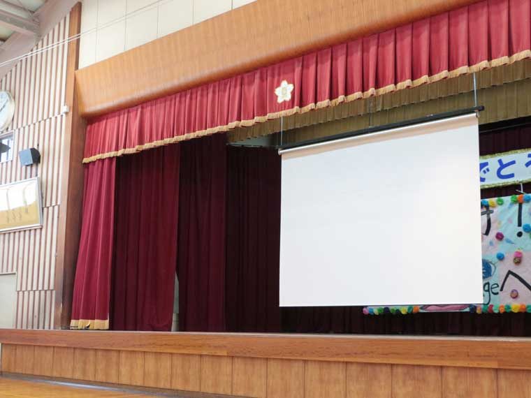 福井市内の小学校の体育館に入れ替えで電動スクリーンを導入いただきました