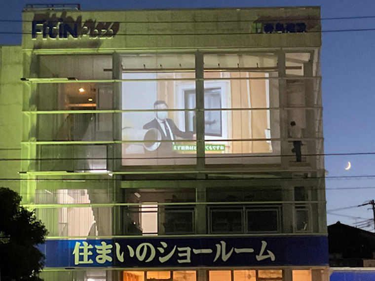 特注サイズのリア透過スクリーンをショールームに