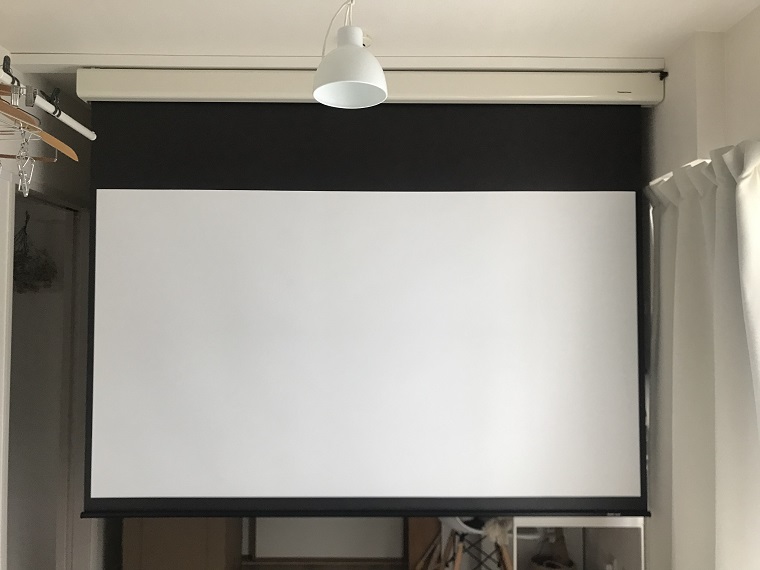 寝転びながら映画やゲームを楽しんでます