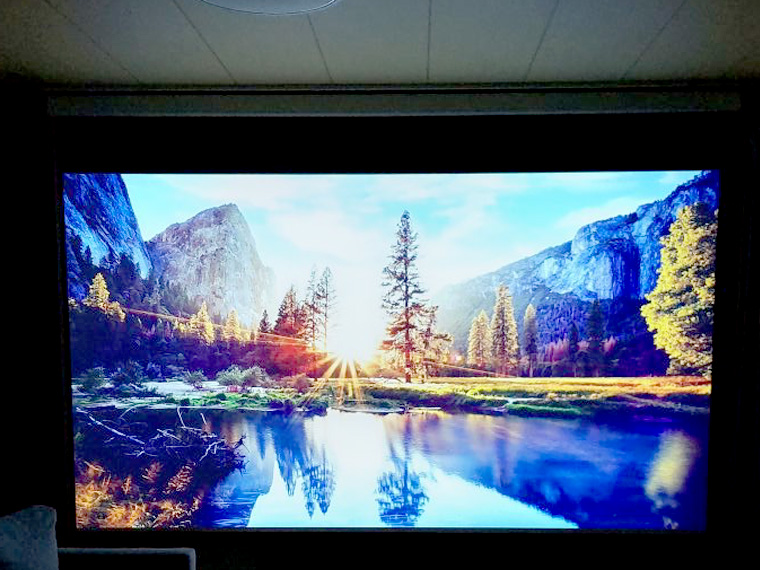お家時間充実に150インチスクリーン