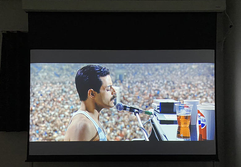 スクリーン設置以降、毎日映画に没頭しております！