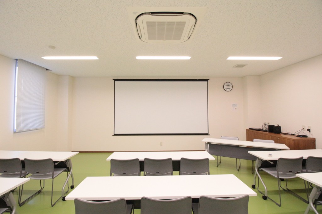 会議室のスクリーンとして150インチスクリーンを導入いただきました