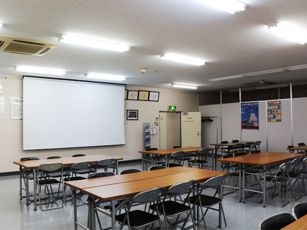 会議、ミーティングのためにチェーンタイプスクリーンを導入いただきました