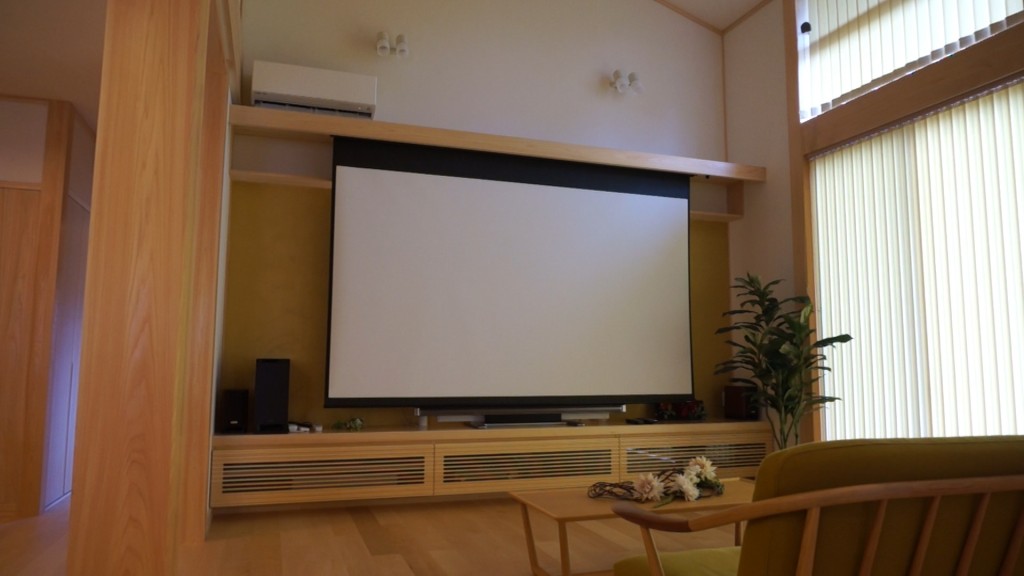 おしゃれな吹き抜けリビングに120インチ電動スクリーン