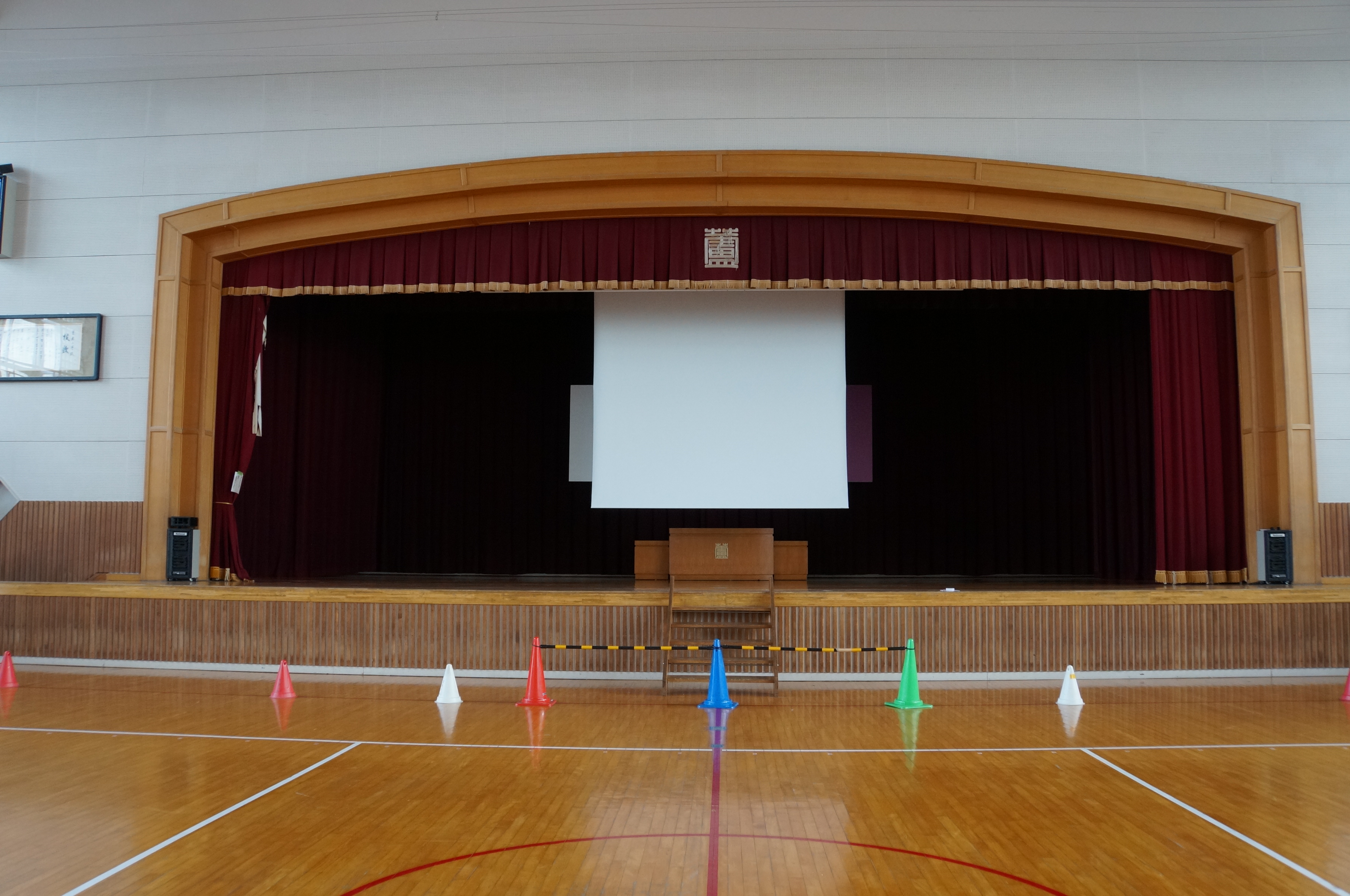 小学校の体育館ステージに190インチの電動スクリーンを導入いただきました！