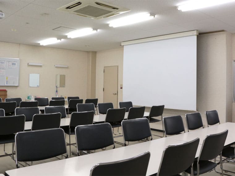 社員食堂にプロジェクタースクリーン