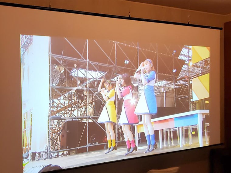 自宅で壁一面のIMAXのようなホームシアターを楽しみます！