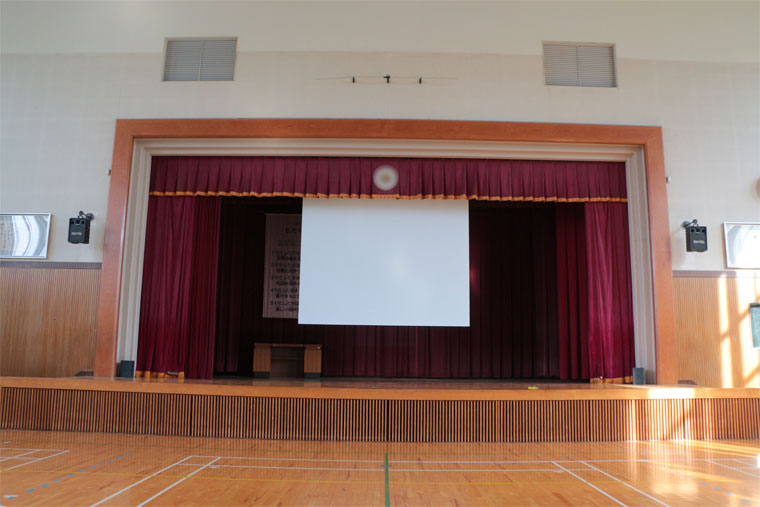 福井市内の小学校体育館に壁スイッチタイプの電動スクリーンを導入いただきました