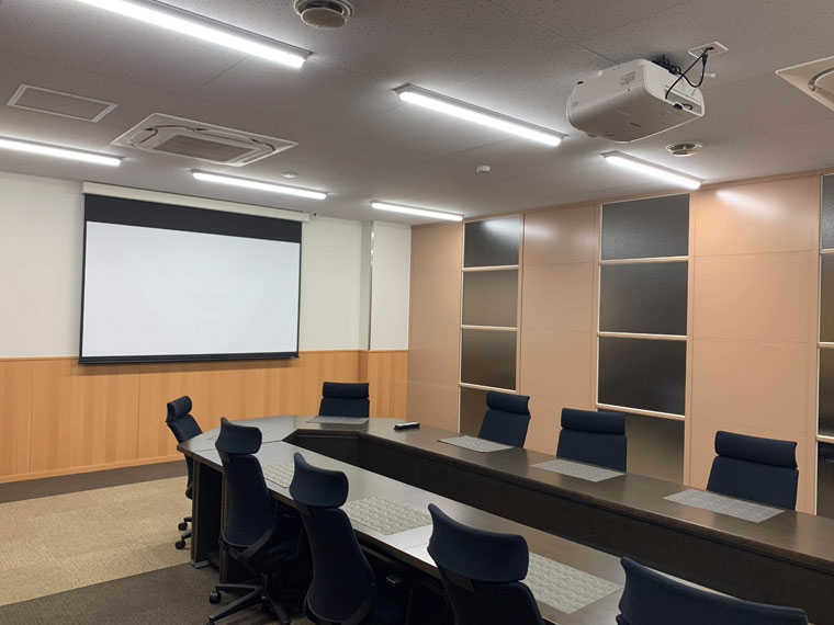 会議室に電動スクリーン