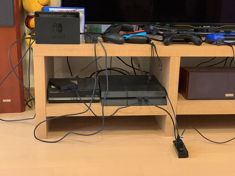 テレビ台左にはゲーム機とCATVチューナー