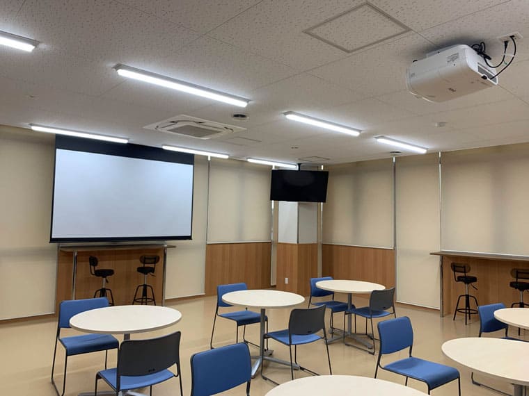 社員食堂に100インチの電動スクリーンを導入いただきました