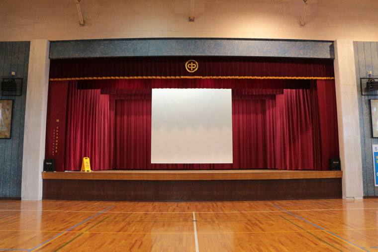 福井市内の中学校にて体育館にシアターハウスの190インチ電動スクリーン導入いただきました！