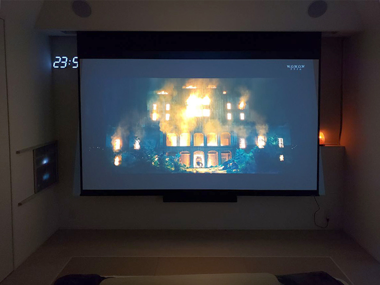 大画面で映画とスポーツを楽しんでます！