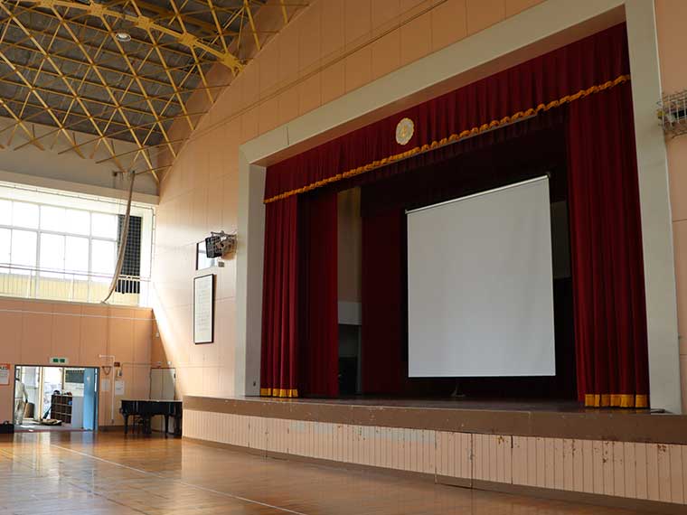福井市内の小学校で体育館にシアターハウスの電動スクリーンを導入いただきました