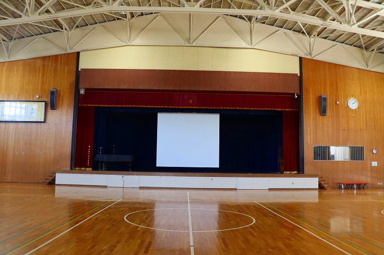 福井県坂井市内の小学校に190インチ電動スクリーンを導入いただきました