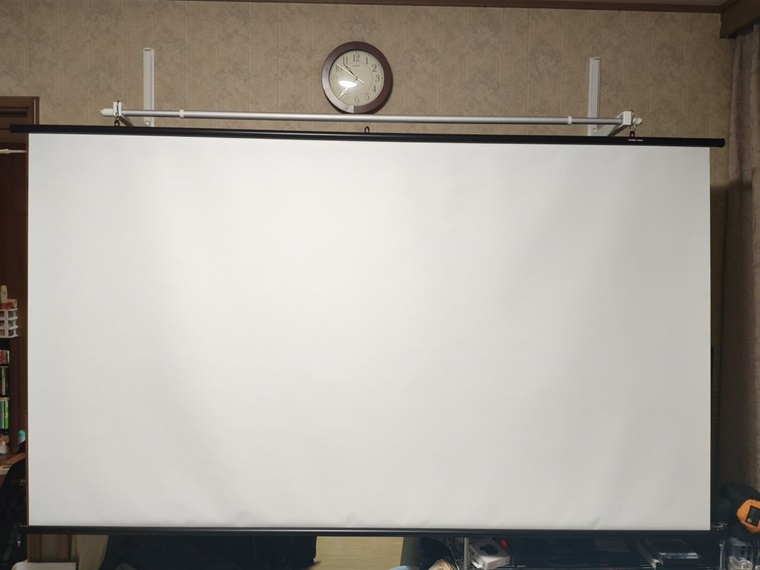 白い壁に投影していたよりもきれいに映る
