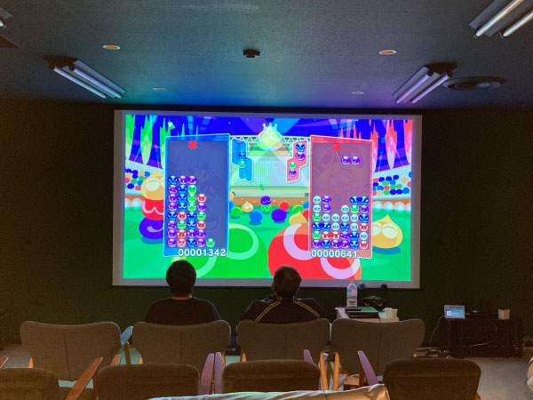スクリーン正面