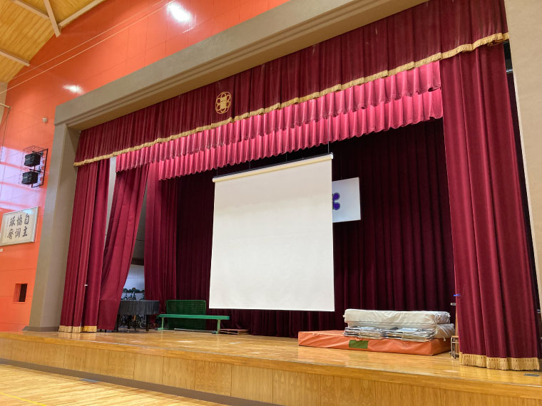 坂井市内の小学校の体育館に新しく電動スクリーンを導入いただきました