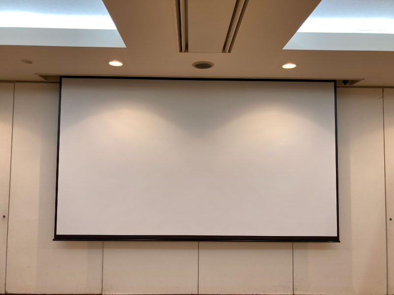 介護施設の多目的ホールに150インチ電動スクリーンを導入いただきました！