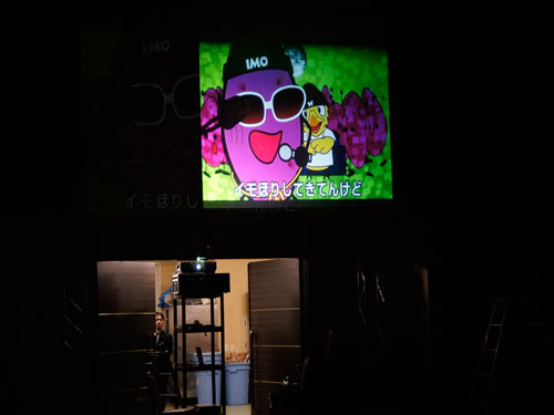100インチサイズのリアスクリーン