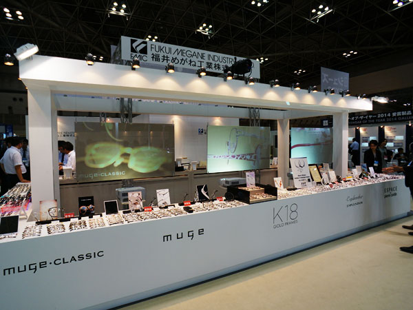 福井めがね工業さんの展示会場でリア透過フィルムを採用いただきました